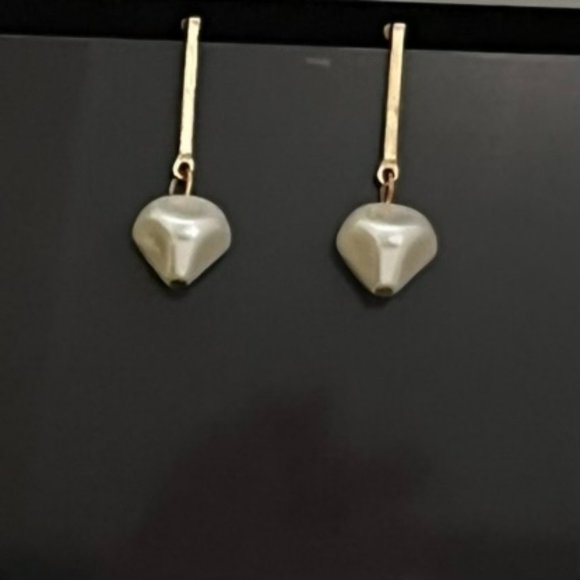 SALE Eye Catching Drop Earrings Vertical Gold-tone Drop Bar & Irregular Pearl - Picture 3 of 6